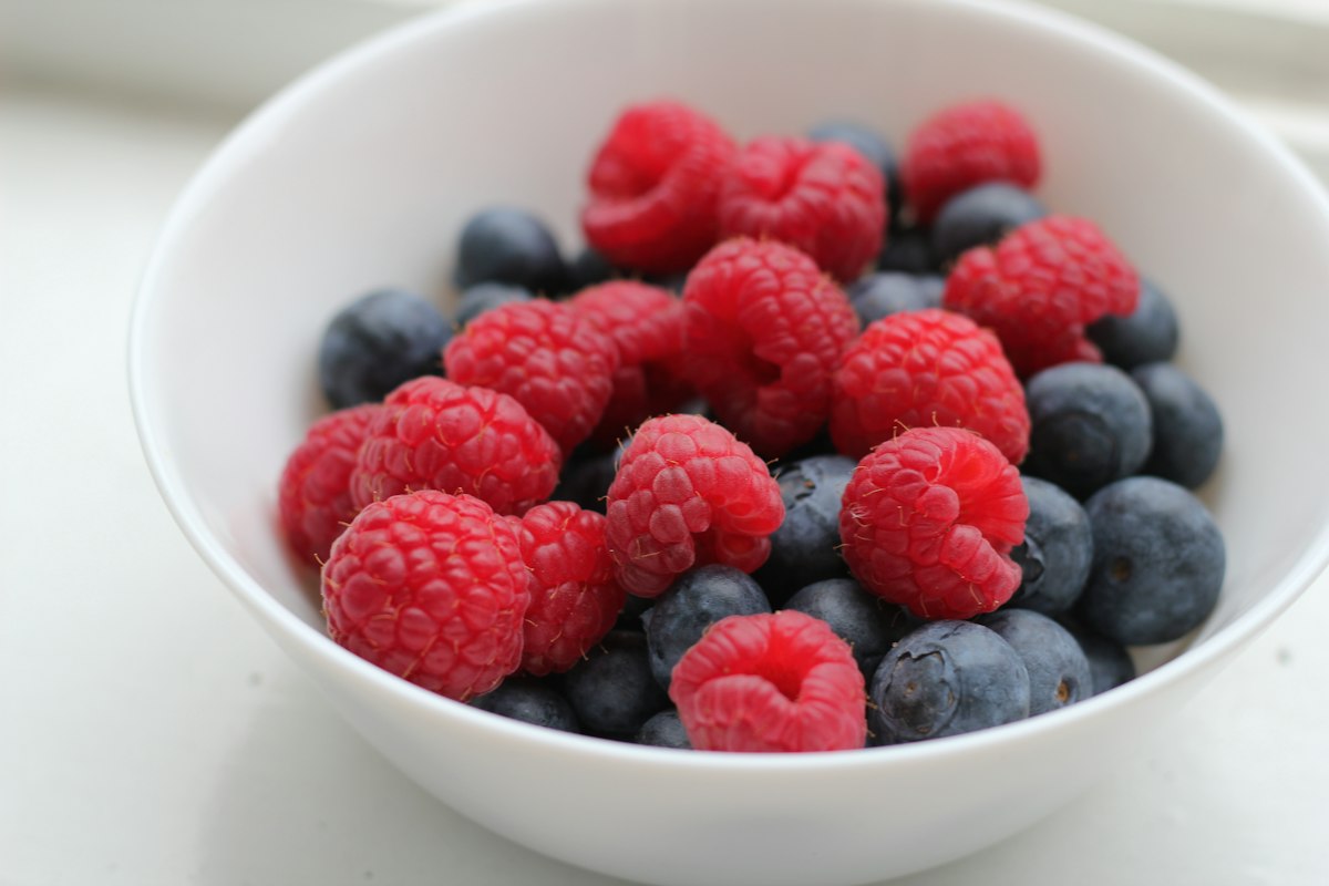 Dark leafy greens like spinach and kale for blood sugar support